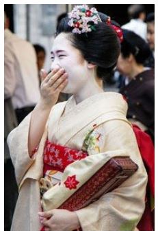 Mujer con kimono blanco Hikizuri