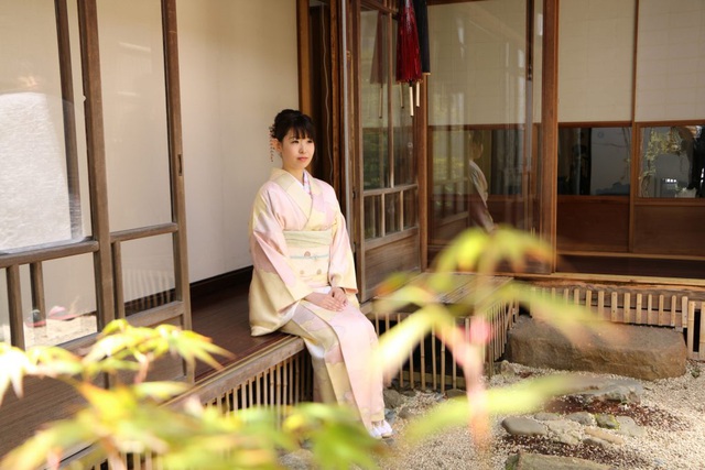 Mujer japonesa con kimono Houmongi